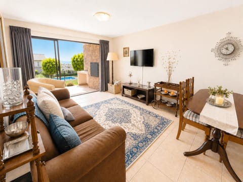 TV and multimedia, Living room, Photo of the whole room, Seating area, Dining area, Evening entertainment, fireplace
