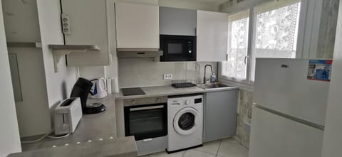 Coffee/tea facilities, Kitchen or kitchenette, microwave, oven, stove, toaster, washing machine, kitchen