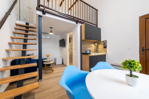 TV and multimedia, Kitchen or kitchenette, Living room, Seating area, Dining area