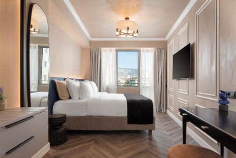 Bed, TV and multimedia, Balcony/Terrace, Bedroom