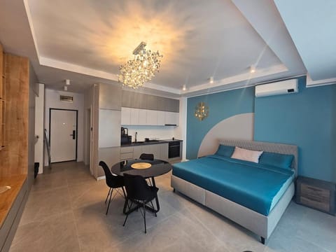 Bed, TV and multimedia, Kitchen or kitchenette, Photo of the whole room, Dining area, Bedroom, air conditioner