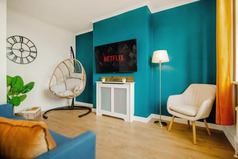 Communal lounge/ TV room, TV and multimedia, Living room, Seating area