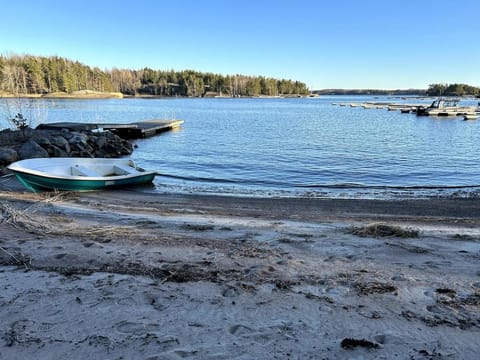 Kalastajan unelma - oma ranta ja laituri - vesillelaskuramppi Chalet in Uusimaa