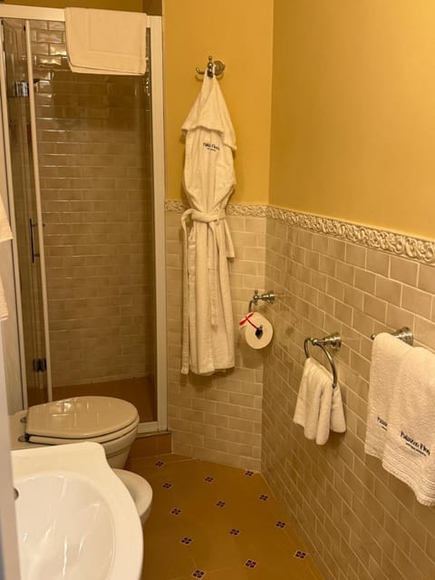 Shower, Toilet, Bathroom, towels