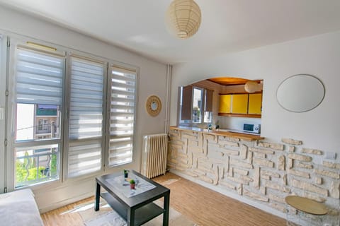 Kitchen or kitchenette, Living room, Seating area, Dining area