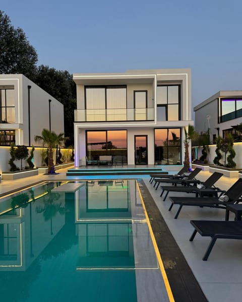 Property building, Day, Pool view, Swimming pool, sunbed