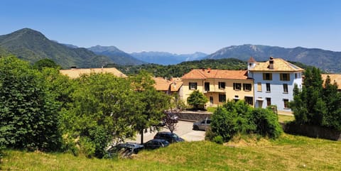 Property building, Neighbourhood, Natural landscape, Mountain view, Parking