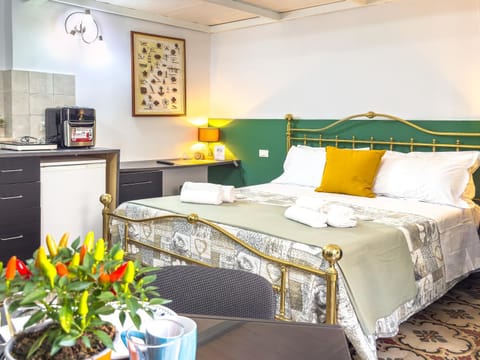 Bed, Kitchen or kitchenette, Photo of the whole room, Bedroom, minibar