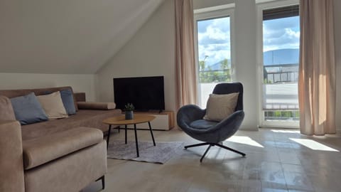 Communal lounge/ TV room, TV and multimedia, Living room, Seating area, Evening entertainment