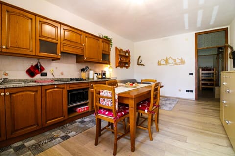 Kitchen or kitchenette, Dining area, dishwasher, pet friendly, stove