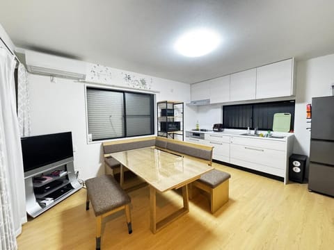 Communal lounge/ TV room, Kitchen or kitchenette, Dining area, stove