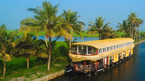 Property building, Facade/entrance, Natural landscape, Activities, Lake view, River view
