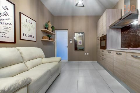Kitchen or kitchenette, Living room, Seating area, minibar, oven, pet friendly, stove