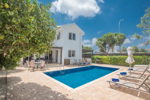 Property building, Garden, Swimming pool