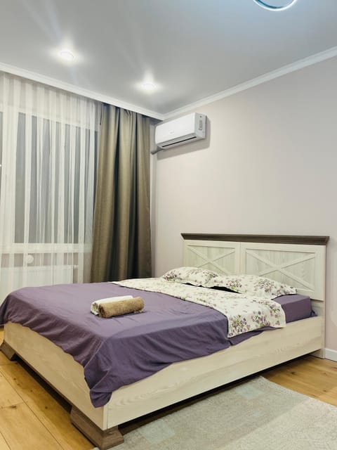 Bed, Bedroom, towels, air conditioner