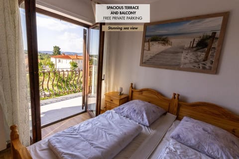 Bed, Photo of the whole room, Bedroom, Text overlay
