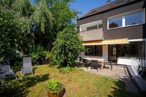Property building, Garden, Balcony/Terrace, Garden view