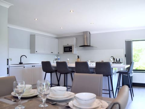 Property building, Kitchen or kitchenette, Dining area, stove, toaster