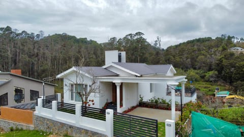 Property building, Day, Natural landscape, Garden, Garden view, Mountain view