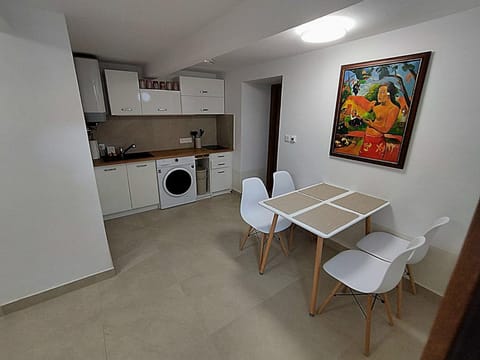 Kitchen or kitchenette, Dining area