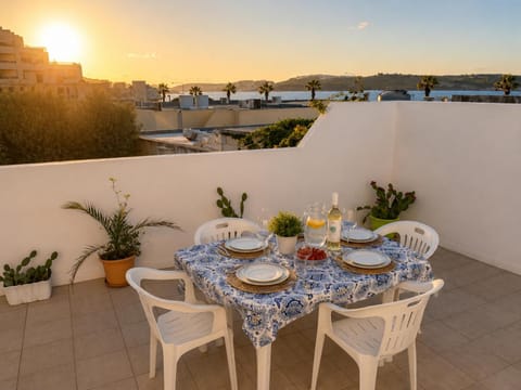 View (from property/room), Balcony/Terrace, Dining area