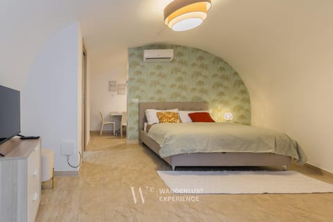 Bed, TV and multimedia, Photo of the whole room, Bedroom, air conditioner
