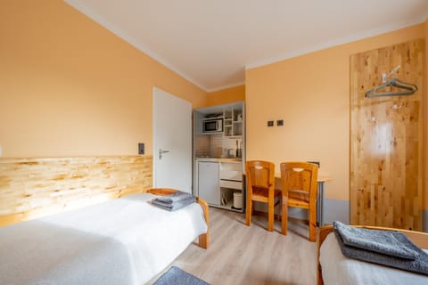 Kitchen or kitchenette, Bedroom