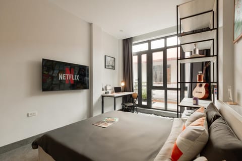 Bed, TV and multimedia, Photo of the whole room, Seating area, Bedroom