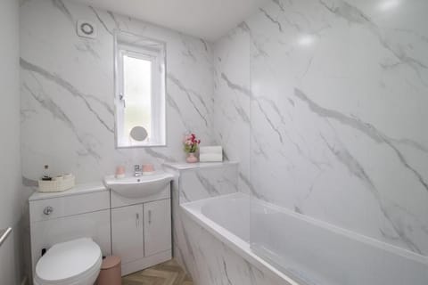 Leven Loft - 2 Bed Flat in Coatbridge Apartment in Coatbridge