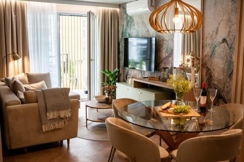 TV and multimedia, Living room, Seating area, Dining area