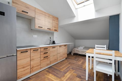 Bed, Kitchen or kitchenette, Photo of the whole room, Dining area, Bedroom, minibar, oven, pet friendly, stove, wardrobe