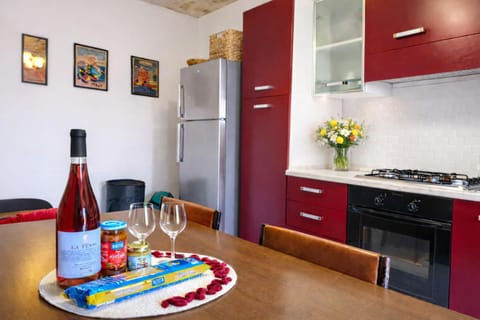 Kitchen or kitchenette, Dining area, oven, stove