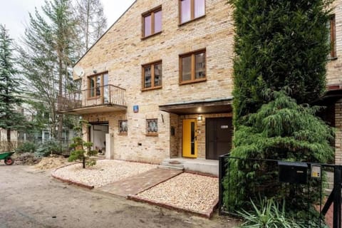 Property building, Spring, Day, Neighbourhood, Street view