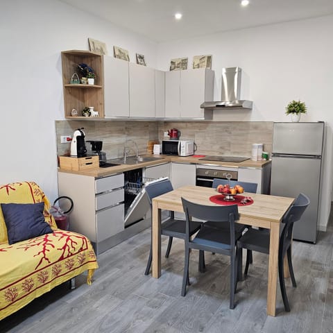 Coffee/tea facilities, Kitchen or kitchenette, Living room, Dining area, oven, stove, toaster
