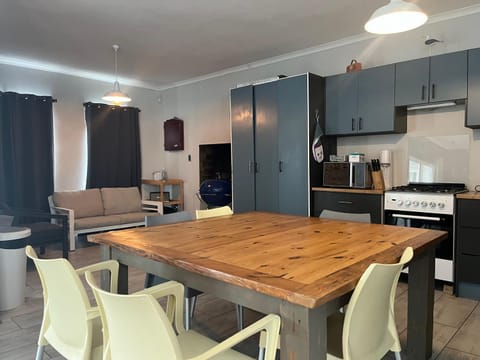 Kitchen or kitchenette, Living room, Seating area, Dining area, oven, stove