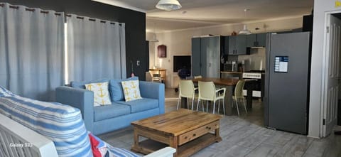 Kitchen or kitchenette, Living room, Seating area, Dining area, oven, stove