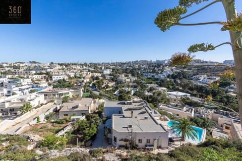 Property building, Nearby landmark, Neighbourhood, Natural landscape, Bird's eye view, City view, Mountain view, Pool view, Street view, Swimming pool, Location