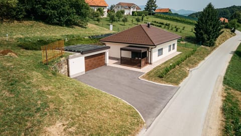 Property building, Day, Neighbourhood, Natural landscape, Garden, Street view