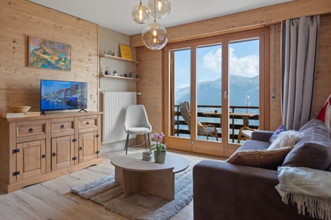 Natural landscape, TV and multimedia, Balcony/Terrace, Living room, Seating area, Mountain view