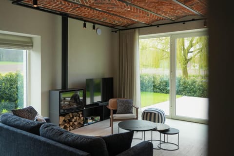 Communal lounge/ TV room, Garden, TV and multimedia, Living room, Seating area, Garden view