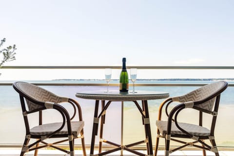 Natural landscape, View (from property/room), Balcony/Terrace, Dining area, Beach, Sea view