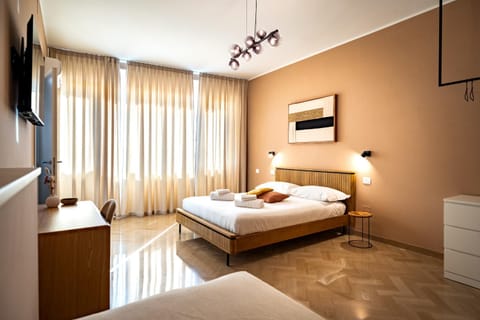 Bed, TV and multimedia, Photo of the whole room, Bedroom