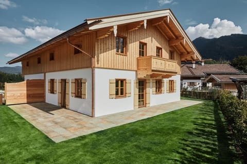 Property building, Spring, Day, Natural landscape, Balcony/Terrace, Mountain view
