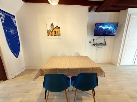 Communal lounge/ TV room, TV and multimedia, Dining area