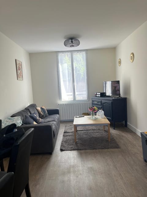 Bed, TV and multimedia, Living room, Seating area