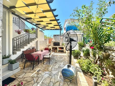 Property building, Patio, Day, Garden, Dining area