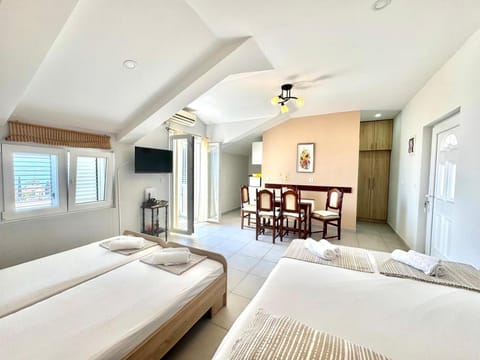 Bed, TV and multimedia, Bedroom, towels