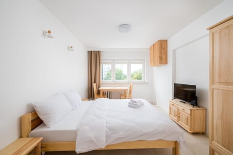 Bed, TV and multimedia, Photo of the whole room, Bedroom, wardrobe