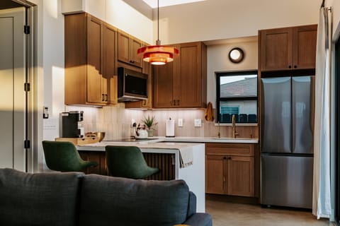 Coffee/tea facilities, Kitchen or kitchenette, dishwasher, stove, toaster