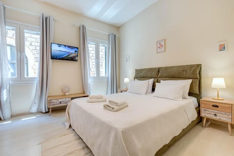 Bed, City view, Location